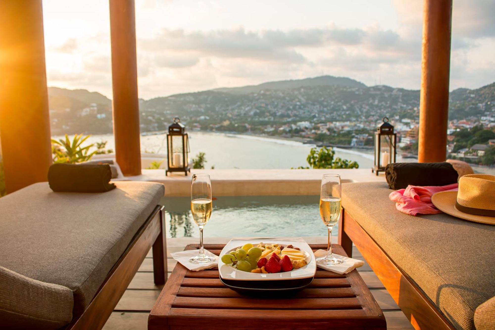 Tentaciones Hotel & Lounge Pool - Adults Only Zihuatanejo Exterior photo