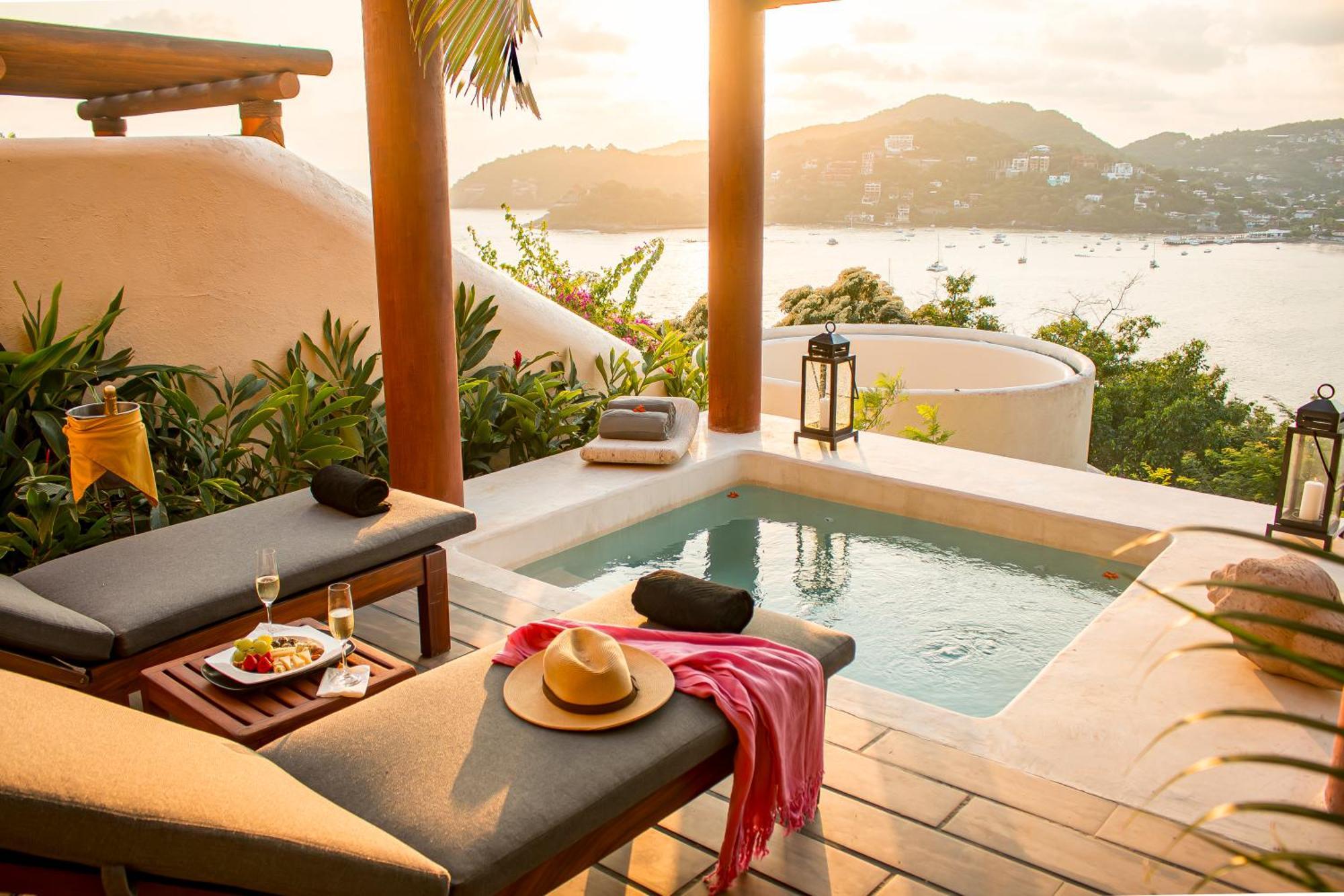 Tentaciones Hotel & Lounge Pool - Adults Only Zihuatanejo Exterior photo