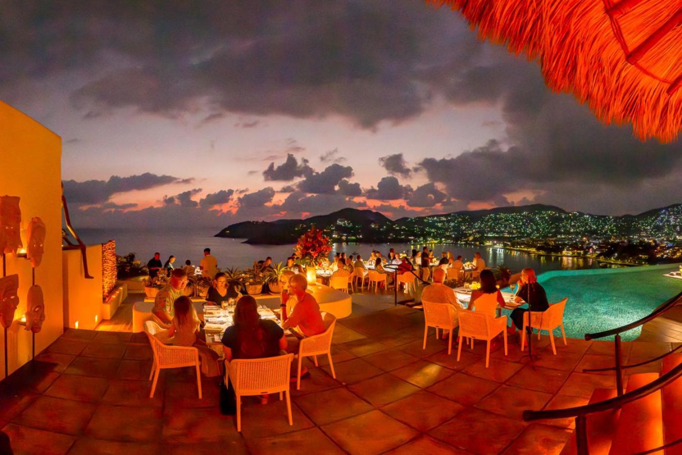 Tentaciones Hotel & Lounge Pool - Adults Only Zihuatanejo Exterior photo